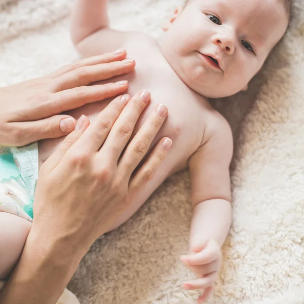 子供と母親の手を気遣うこと — ストック写真