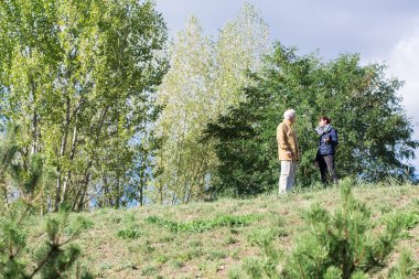 Güzellik bahçede yürüyüş