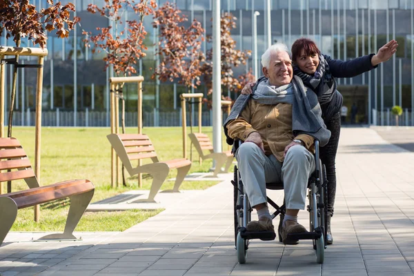 Retiree sentado em uma cadeira de rodas — Fotografia de Stock