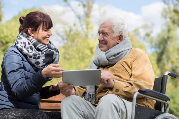 Äldre man med hjälp av Tablet PC — Stockfoto