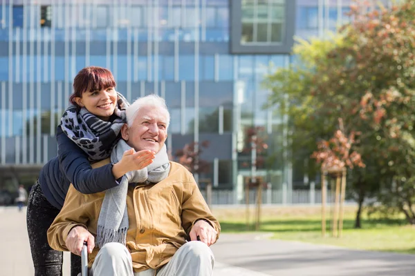 Gehbehinderter Mann — Stockfoto