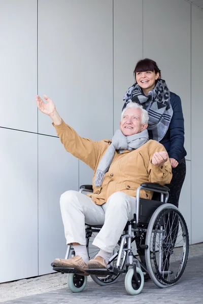 Hombre discapacitado disfrutando un viaje — Foto de Stock