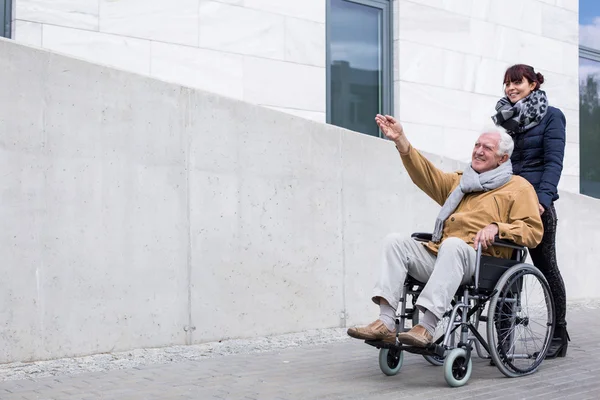 Пенсионер-инвалид проводит время на открытом воздухе — стоковое фото
