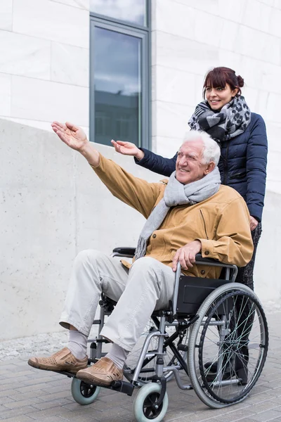 Behinderter Mann verbringt Zeit im Freien — Stockfoto