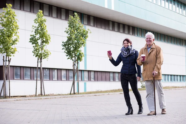 Hombre mayor bebiendo café al aire libre — Foto de Stock