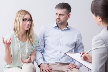 Kadın evlilik psikoterapi oturum sırasında el hareketi 