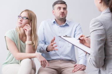 Çift terapisi sırasında öfkeli adam