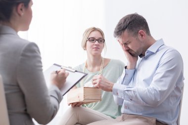 Depresif adam terapi seansı sırasında ağlıyor