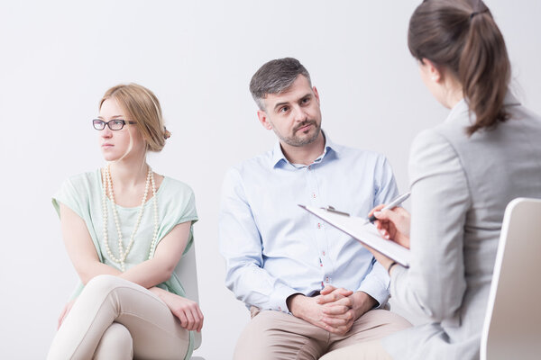 Молодая женщина и мужчина на психотерапии
