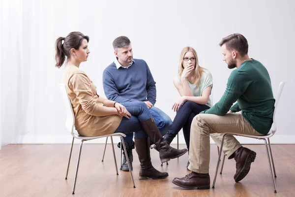 Jóvenes en sesión de psicoterapia — Foto de Stock