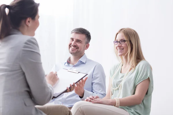 Psicoterapeuta rellenando cuestionario sobre sesión de psicoterapia — Foto de Stock