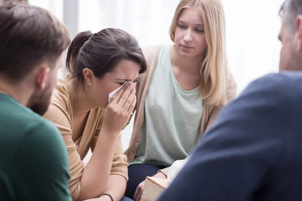 Deprimida jovem chorando em terapia de grupo — Fotografia de Stock