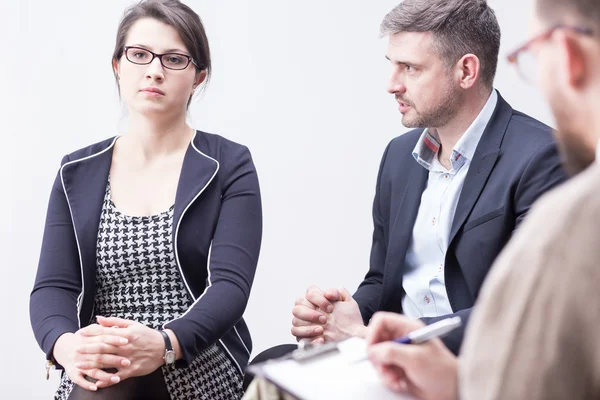 Matrimonio joven sintiéndose libre para discutir problemas — Foto de Stock