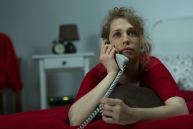 Dalgın kadın arayan arkadaş