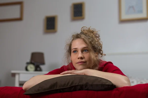 Yalnız kadın yatakta yatarken — Stok fotoğraf
