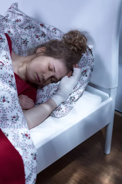 Mujer solitaria durmiendo — Foto de Stock