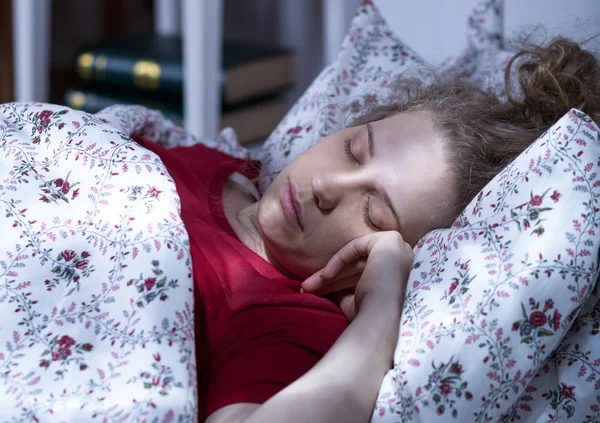 Kobieta śpiąca w swoim łóżku — Zdjęcie stockowe