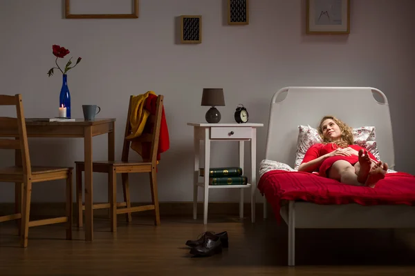 Mujer viviendo sola descansando —  Fotos de Stock