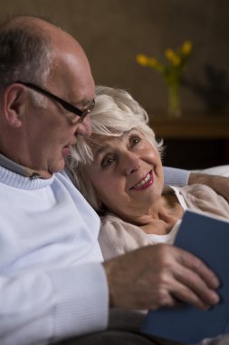 Kitap ile romantik akşam
