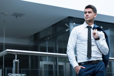 Zarif genç profesyonel iş yerinde