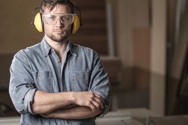 Marangoz atölyesinde.