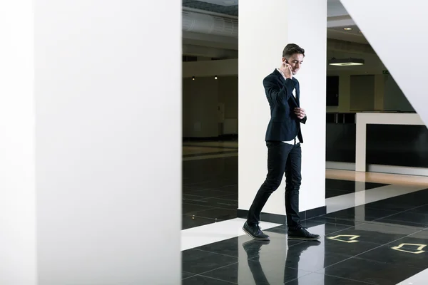 Busy man talking on the phone — Stock Photo, Image