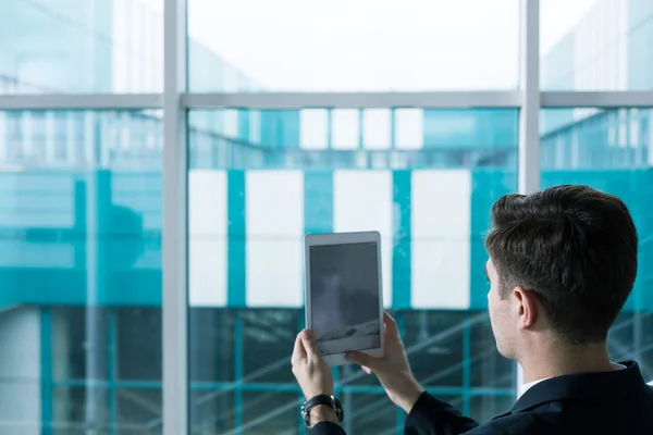 Doing a photo with tablet — Stock Photo, Image