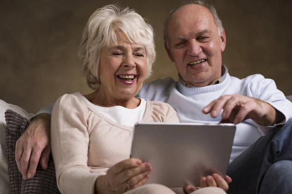 Älteres Ehepaar und neue Technik — Stockfoto