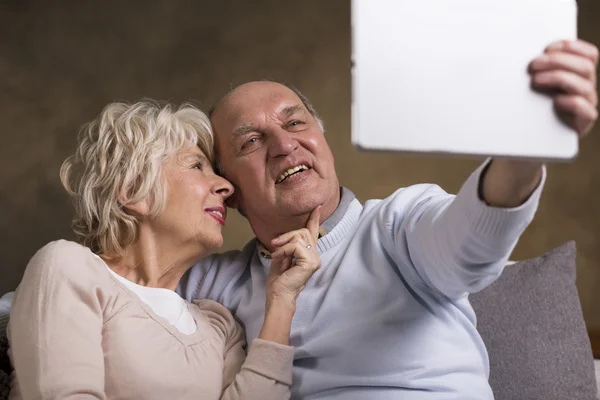Idősebb emberek és a selfie fénykép — Stock Fotó