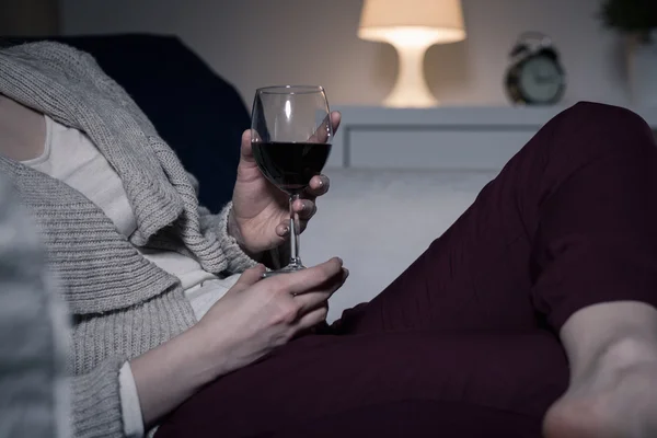 Den Abend bei einem Glas Wein genießen — Stockfoto