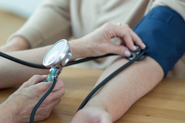 Kan basıncına bakıyorum.