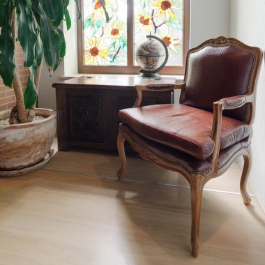 Eski katı ahşap dolap ve koltuk kapat