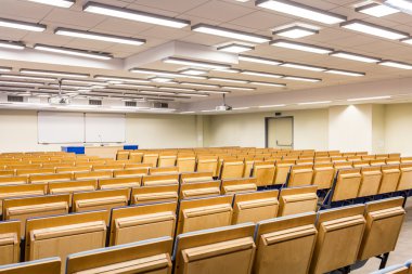 Yakında tüm dinleyici yerlerini alacak