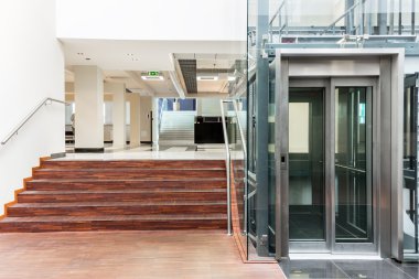 Hangisini seçmek - merdiven veya Asansör?