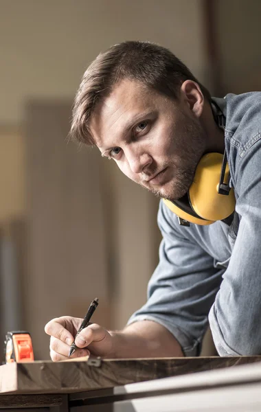 Snickaren måste vara försiktig — Stockfoto