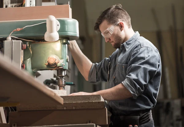 Arbeit in der Tischlerei in einem harten Job — Stockfoto