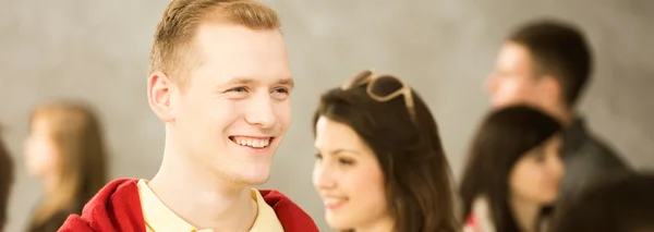 Homem feliz à procura de mulher com belo sorriso ... — Fotografia de Stock