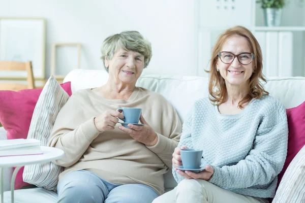 Samen met het drinken van thee — Stockfoto