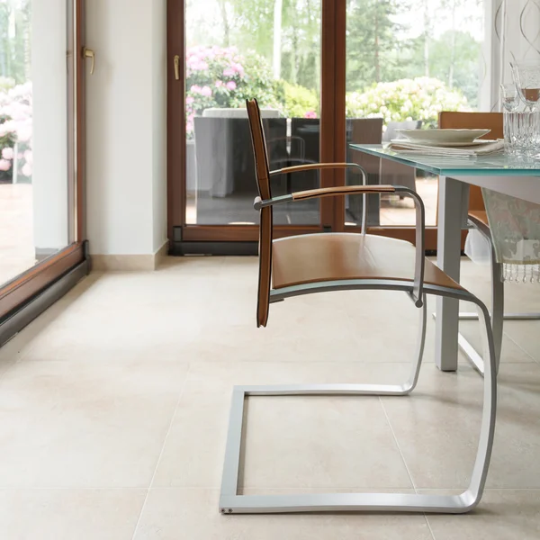 Sedia in legno e acciaio dal design moderno e minimalista — Foto Stock