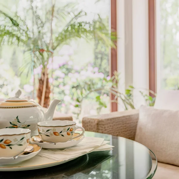 Красиво прикрашений чайний стіл — стокове фото