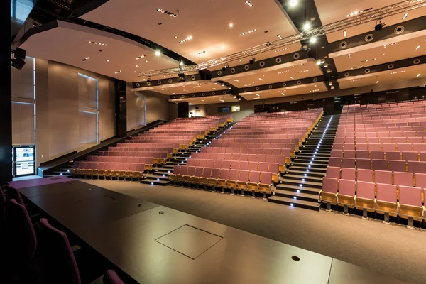 Questa stanza sta aspettando la prossima conferenza. — Foto Stock