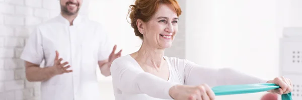 Sportliche reife Frau mit positiver Einstellung — Stockfoto