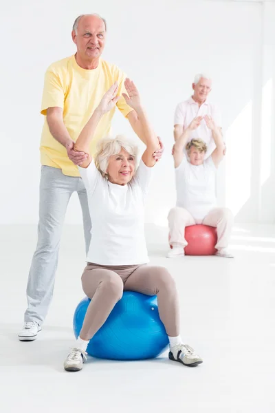 Lezioni di fitness dedicate agli adulti senior — Foto Stock