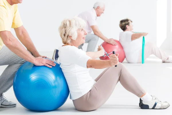 Helping her stay in shape despite old age — Stock Photo, Image