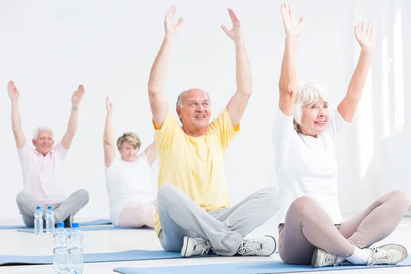 Derivando placer de la aptitud para las clases de seniors — Foto de Stock