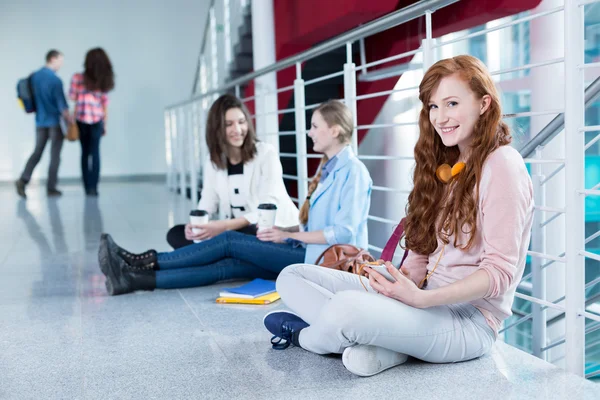 Studenti sedí na podlaze — Stock fotografie