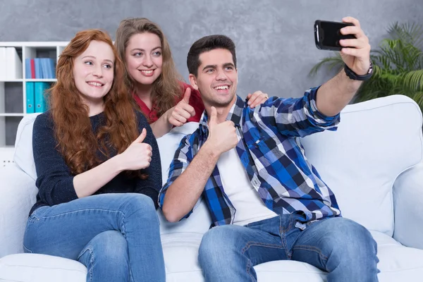 Nuestro selfie fresco ideal para redes sociales — Foto de Stock