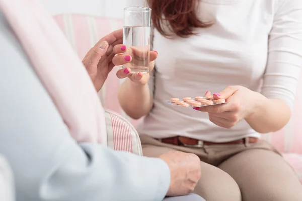 Enkelin kümmert sich um ihre Oma — Stockfoto