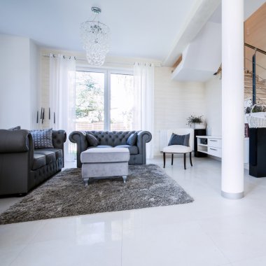 Taş merdiven ile geniş, aydınlık oturma odası