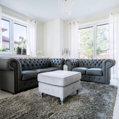 Siyah deri kanepe parlak oturma odasında